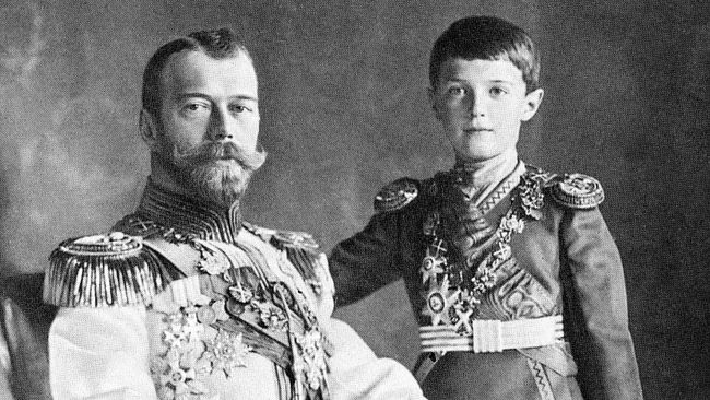 Император Николай II с сыном царевичем Алексеем. Архивное фото Император Николай II с сыном царевичем Алексеем. Архивное фото