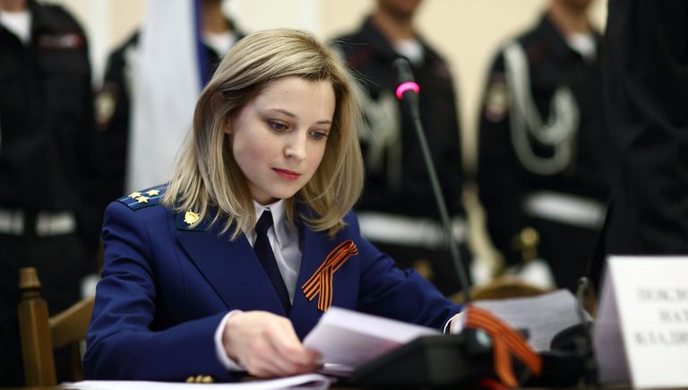 Прокурор Крыма Наталья Поклонская во время церемонии принятия присяги работниками прокуратуры Республики Крым в Симферополе Прокурор Крыма Наталья Поклонская во время церемонии принятия присяги работниками прокуратуры Республики Крым в Симферополе