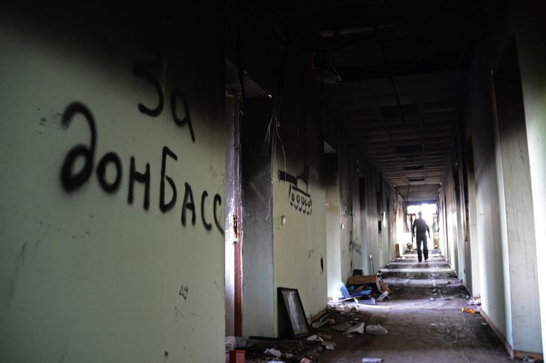 В обгоревшем здании Мариупольского городского совета. 19 мая 2014 В обгоревшем здании Мариупольского городского совета. 19 мая 2014