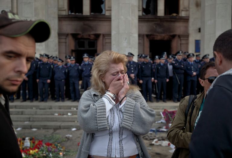 Женщина плачет у Дома профсоюзов в Одессе. 3 мая 2014 года Женщина плачет у Дома профсоюзов в Одессе. 3 мая 2014 года