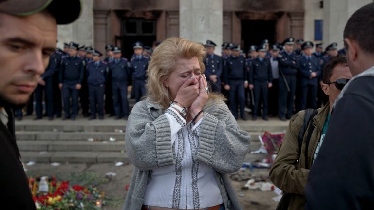 Женщина плачет у Дома профсоюзов в Одессе. 3 мая 2014 года Женщина плачет у Дома профсоюзов в Одессе. 3 мая 2014 года