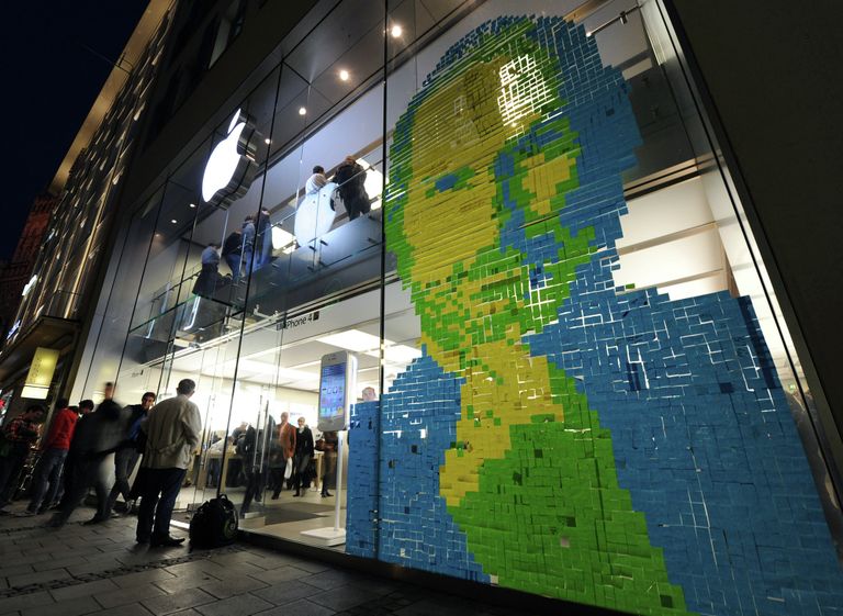 Лицо основателя корпорации Apple Стива Джобса, выложенное из записок поклонников на стене магазина Apple в Мюнхене. 2011 год Лицо основателя корпорации Apple Стива Джобса, выложенное из записок поклонников на стене магазина Apple в Мюнхене. 2011 год