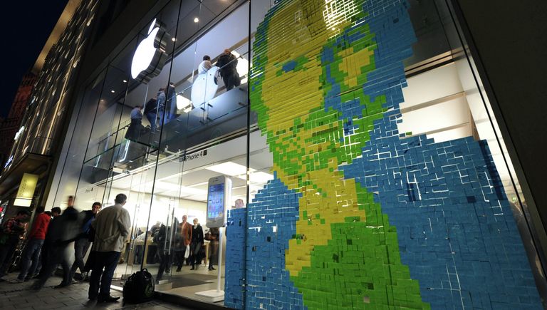 Лицо основателя корпорации Apple Стива Джобса, выложенное из записок поклонников на стене магазина Apple в Мюнхене. 2011 год