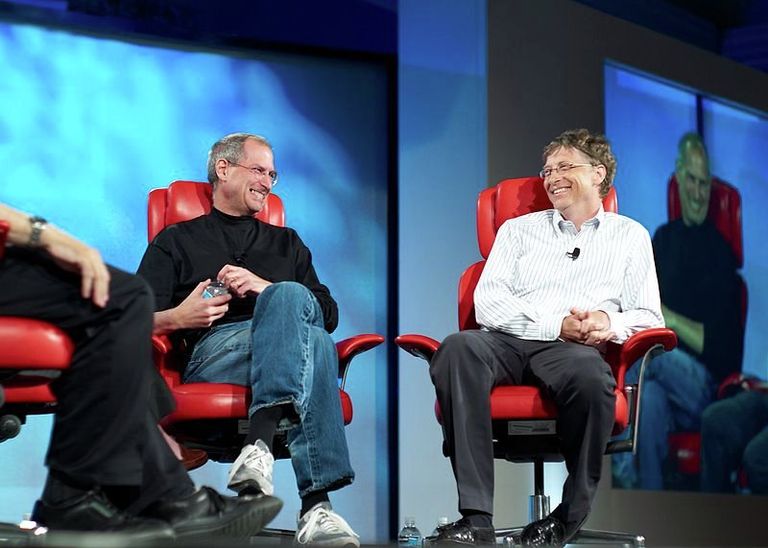 Исполнительный директор Apple Стив Джобс и американский предприниматель Билл Гейтс. 2007 год Исполнительный директор Apple Стив Джобс и американский предприниматель Билл Гейтс. 2007 год