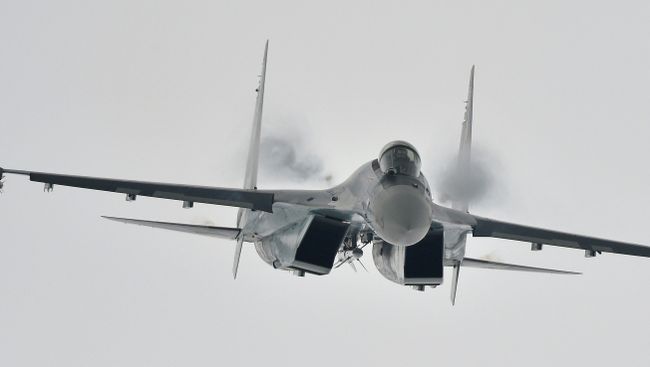 Многоцелевой сверхманевренный истребитель Су-35. Архивное фото