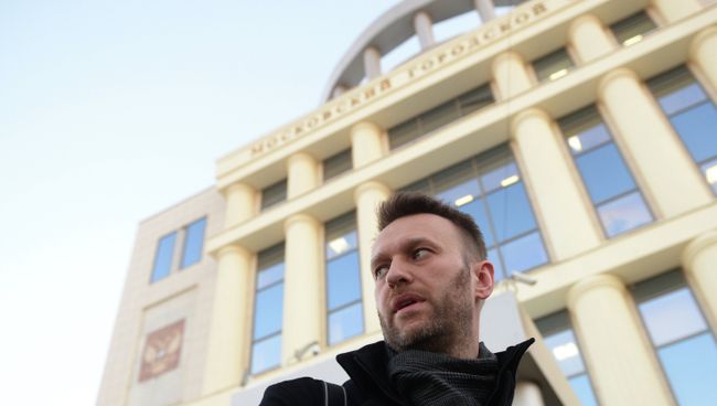 Юрист, политик Алексей Навальный у здания Московского городского суда. Архивное фото