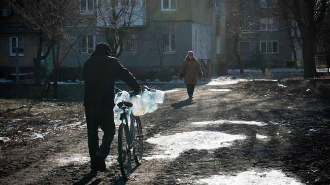 Житель Донецка с бутылками для воды. Архивное фото Житель Донецка с бутылками для воды. Архивное фото