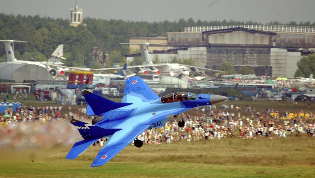 Палубный истребитель МиГ-29К во время показательных полетов на авиасалоне в Жуковском