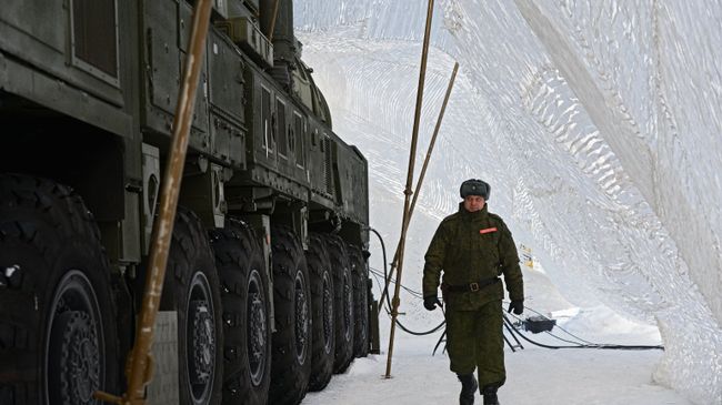 Военнослужащий ракетных войск стратегического назначения у МБР РС-24 Ярс Военнослужащий ракетных войск стратегического назначения у МБР РС-24 Ярс