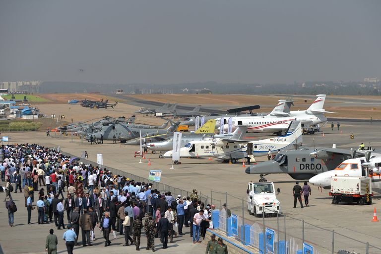 Посетители авиасалона Aero India 2015 в Бангалоре Посетители авиасалона Aero India 2015 в Бангалоре