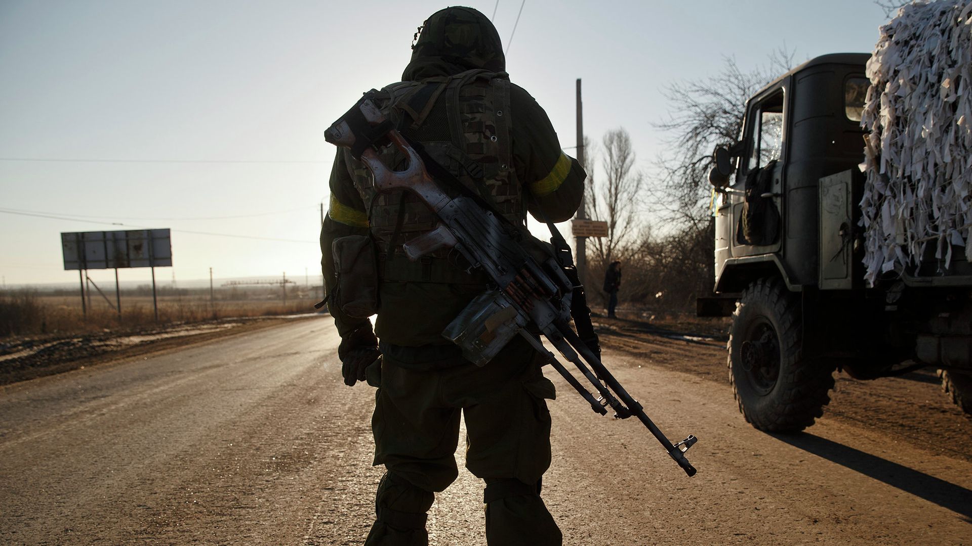 Солдат украинской армии на дороге недалеко от Артемовска Солдат украинской армии на дороге недалеко от Артемовска - РИА Новости, 1920, 17.10.2022