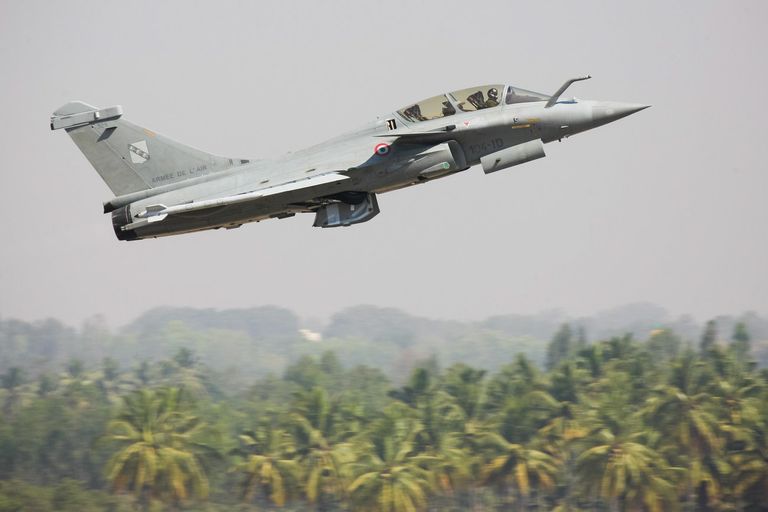 Французский истребитель Rafale во время показательных полетов на авиасалоне Aero India-2015 в Бангалоре, Индия Французский истребитель Rafale во время показательных полетов на авиасалоне Aero India-2015 в Бангалоре, Индия