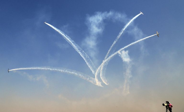 Выступление российской пилотажной группы на авиасалоне Aero India-2015 в Бангалоре, Индия Выступление российской пилотажной группы на авиасалоне Aero India-2015 в Бангалоре, Индия
