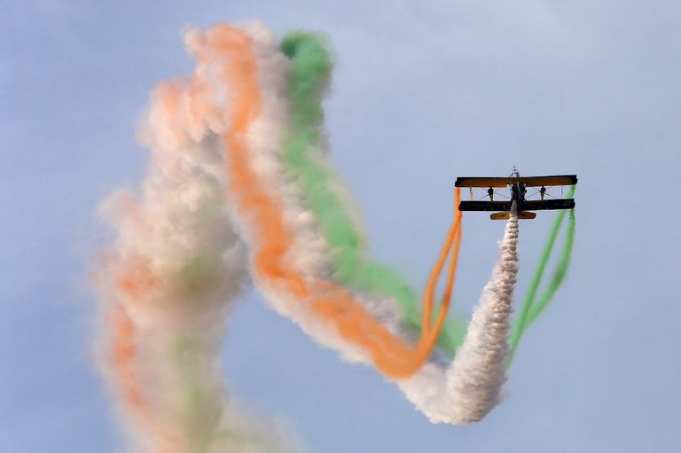 Выступление шведской пилотажной группы Skycats на авиасалоне Aero India-2015 в Бангалоре, Индия Выступление шведской пилотажной группы Skycats на авиасалоне Aero India-2015 в Бангалоре, Индия