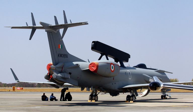 Самолет Embraer EMB-145I на авиасалоне Aero India-2015 в Бангалоре, Индия Самолет Embraer EMB-145I на авиасалоне Aero India-2015 в Бангалоре, Индия