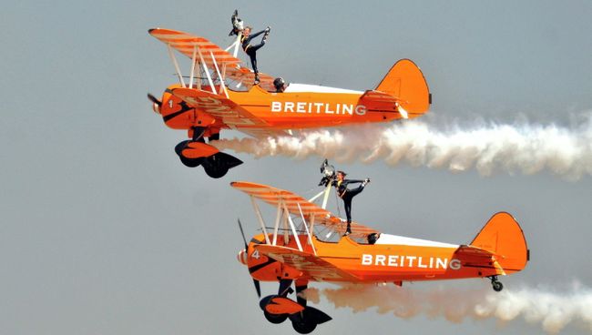 Британская аэробатическая пилотажная группа Breitling Wingwalkers на авиасалоне Aero India-2015 в Бангалоре, Индия Британская аэробатическая пилотажная группа Breitling Wingwalkers на авиасалоне Aero India-2015 в Бангалоре, Индия