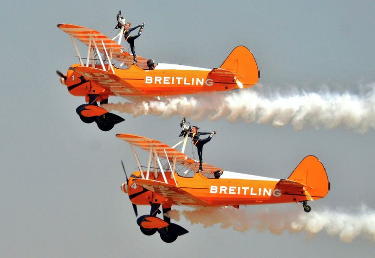 Британская аэробатическая пилотажная группа Breitling Wingwalkers на авиасалоне Aero India-2015 в Бангалоре, Индия Британская аэробатическая пилотажная группа Breitling Wingwalkers на авиасалоне Aero India-2015 в Бангалоре, Индия