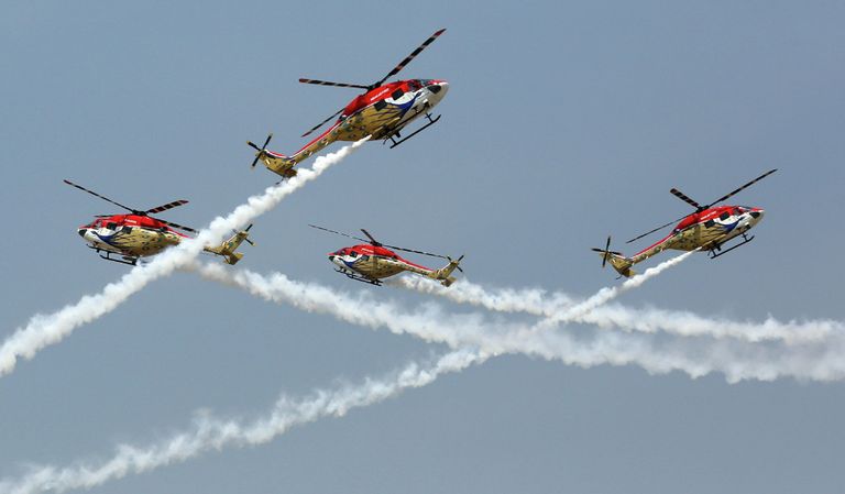 Пилотажная вертолётная группа Индийских ВВС на авиасалоне Aero India-2015 в Бангалоре, Индия Пилотажная вертолётная группа Индийских ВВС на авиасалоне Aero India-2015 в Бангалоре, Индия
