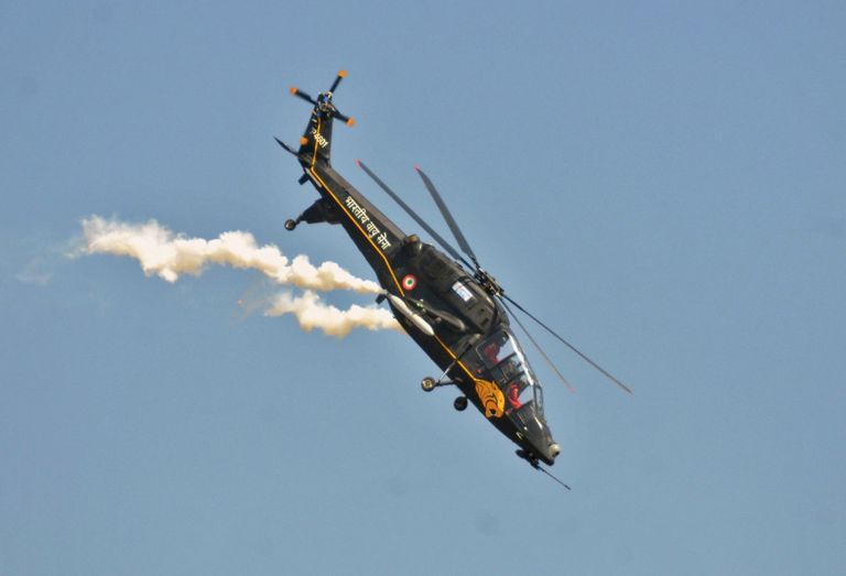 Вертолет ВВС Индии во время показательных полетов на авиасалоне Aero India-2015 в Бангалоре, Индия Вертолет ВВС Индии во время показательных полетов на авиасалоне Aero India-2015 в Бангалоре, Индия
