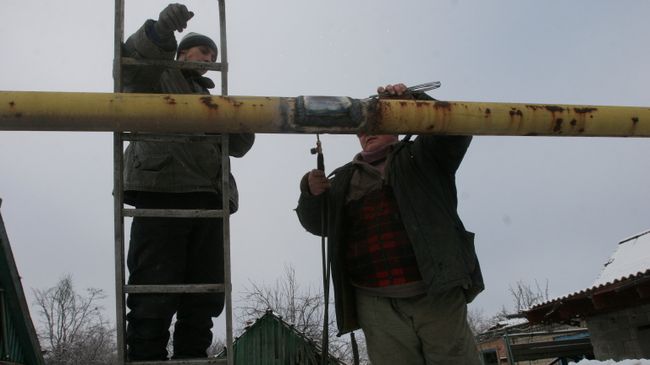 Сотрудники коммунальных служб восстанавливают газовую магистраль в Донецке Сотрудники коммунальных служб восстанавливают газовую магистраль в Донецке