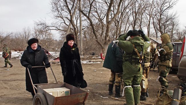 Жители Дебальцево и ополченцы Донецкой народной республики на востоке Украины. Архивное фото Жители Дебальцево и ополченцы Донецкой народной республики на востоке Украины. Архивное фото