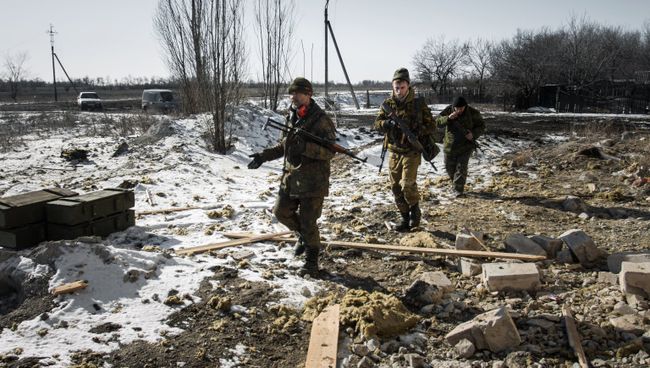 Ополченцы Донецкой народной республики в окрестностях Дебальцево. Архивное фото Ополченцы Донецкой народной республики в окрестностях Дебальцево. Архивное фото