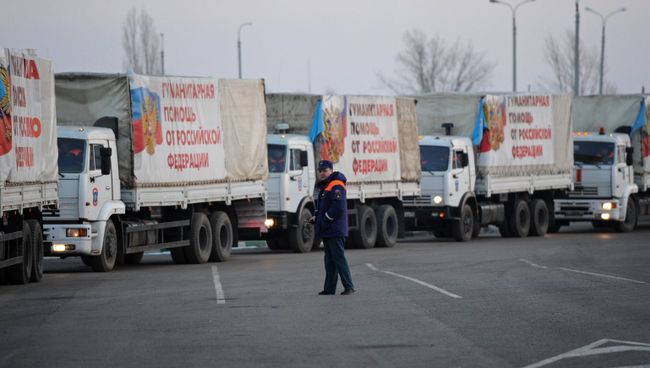 Грузовые автомобили с российской гуманитарной помощью для жителей Донбасса на КПП Донецк Грузовые автомобили с российской гуманитарной помощью для жителей Донбасса на КПП Донецк