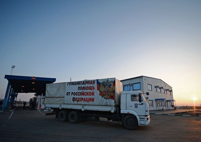 Грузовой автомобиль с российской гуманитарной помощью для жителей Донбасса на КПП Донецк Грузовой автомобиль с российской гуманитарной помощью для жителей Донбасса на КПП Донецк