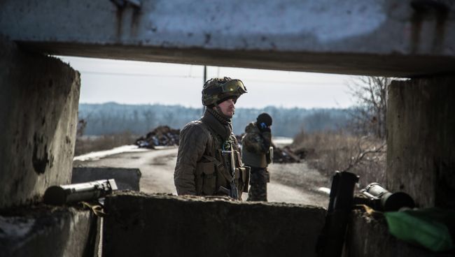 Украинские военные на блок-посту. Архивное фото Украинские военные на блок-посту. Архивное фото