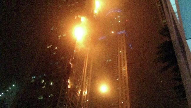 Пожар на одной из башен небоскреба Torch в Дубае Пожар на одной из башен небоскреба Torch в Дубае