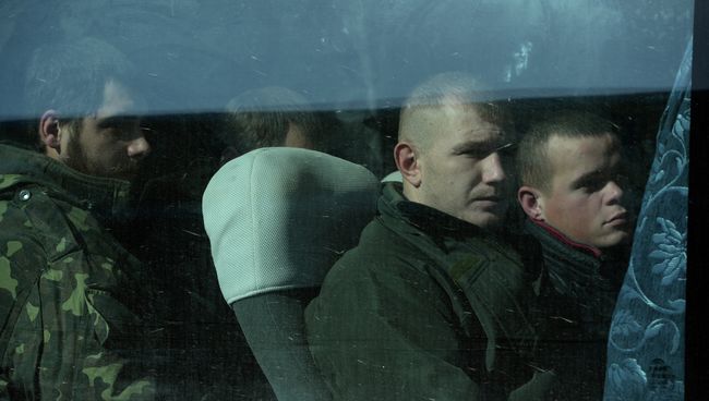 Украинские военнопленные во время обмена. Архивное фото Украинские военнопленные во время обмена. Архивное фото