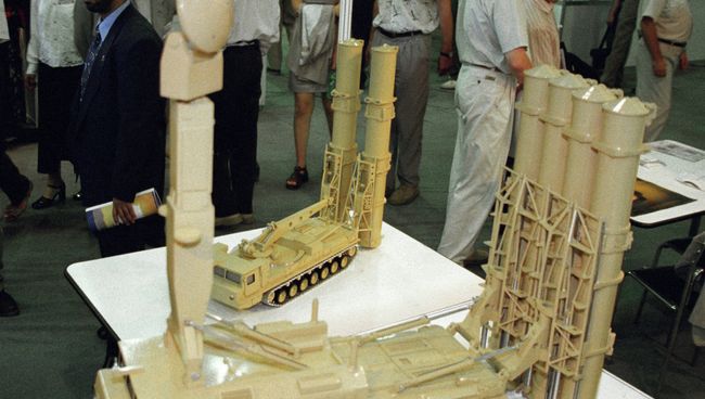 Макет зенитно-ракетного комплекса Антей 2500. Архивное фото Макет зенитно-ракетного комплекса Антей 2500. Архивное фото