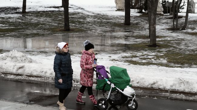 Прохожие в парке Музеон в Москве. Архивное фото Прохожие в парке Музеон в Москве. Архивное фото