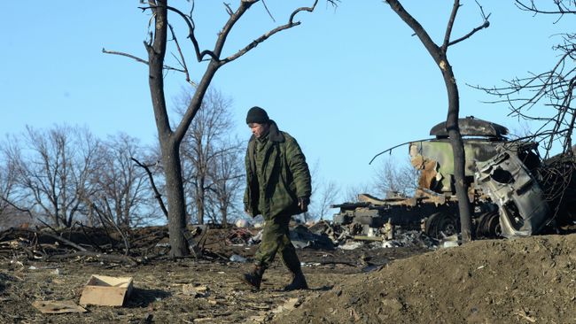 Ополченец ЛНР в разрушенном укрепрайоне украинских силовиков на окраине города Дебальцево Ополченец ЛНР в разрушенном укрепрайоне украинских силовиков на окраине города Дебальцево
