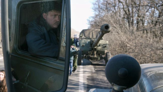 Отвод колонны тяжелой военной техники из Донецка Отвод колонны тяжелой военной техники из Донецка