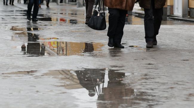 Прохожие на Гоголевском бульваре в Москве. Архивное фото