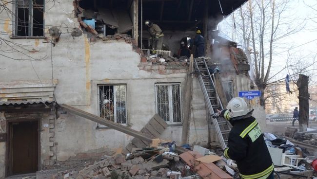 Спасатели МЧС на месте обрушения жилого дома в Красноярске. 25 февраля 2015 Спасатели МЧС на месте обрушения жилого дома в Красноярске. 25 февраля 2015