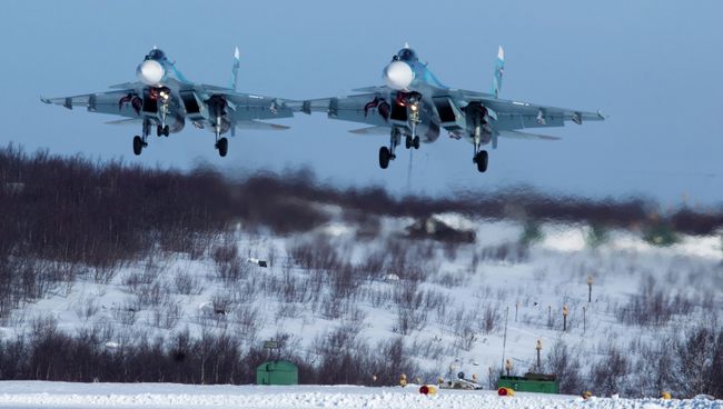 Пара истребетелей Су-33 279 морской авиации Северного флота садится на аэродром Североморск-3. Архивное фото Пара истребетелей Су-33 279 морской авиации Северного флота садится на аэродром Североморск-3. Архивное фото
