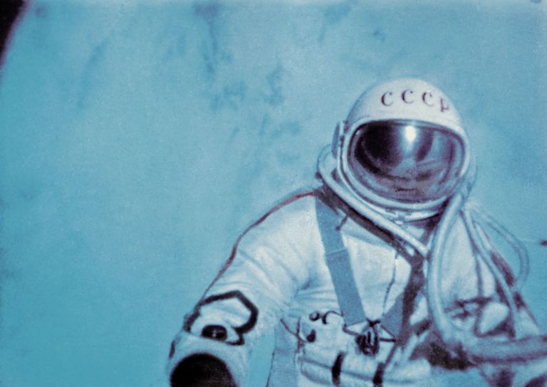 Летчик-космонавт СССР Алексей Леонов в открытом космосе Летчик-космонавт СССР Алексей Леонов в открытом космосе
