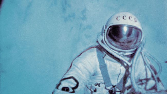 Летчик-космонавт СССР Алексей Леонов в открытом космосе Летчик-космонавт СССР Алексей Леонов в открытом космосе