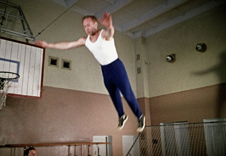 Летчик-космонавт СССР Алексей Леонов в спортивном зале Летчик-космонавт СССР Алексей Леонов в спортивном зале