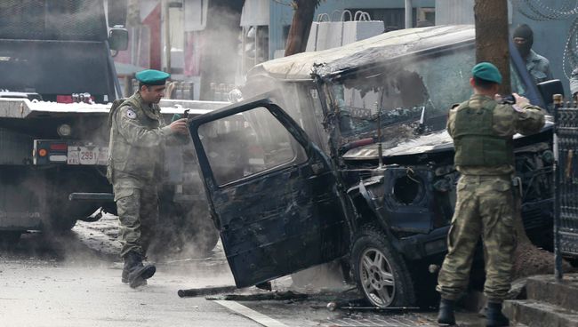 Турецкие военные на месте взрыва террориста-смертника в Кабуле, Афганистан. 26 февраля 2015 Турецкие военные на месте взрыва террориста-смертника в Кабуле, Афганистан. 26 февраля 2015