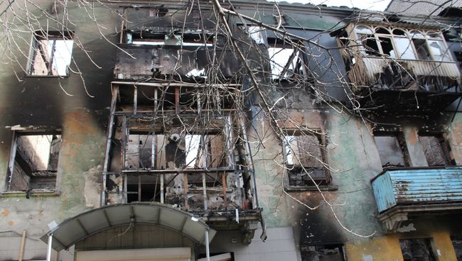 Разрушенный в результате обстрелов жилой многоквартирный дом в городе Дебальцево