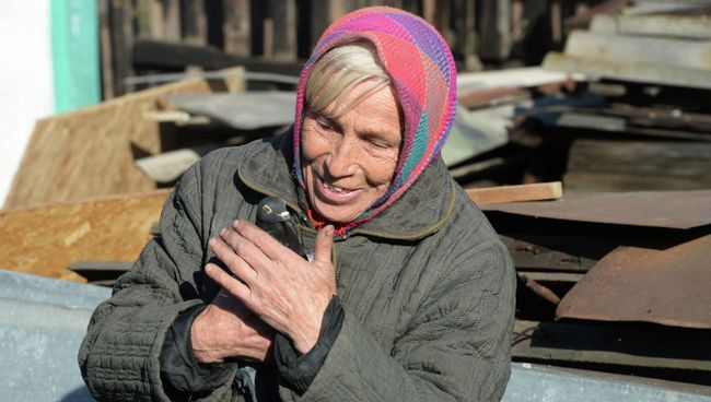 Женщина держит в руках голубя. Архивное фото Женщина держит в руках голубя. Архивное фото