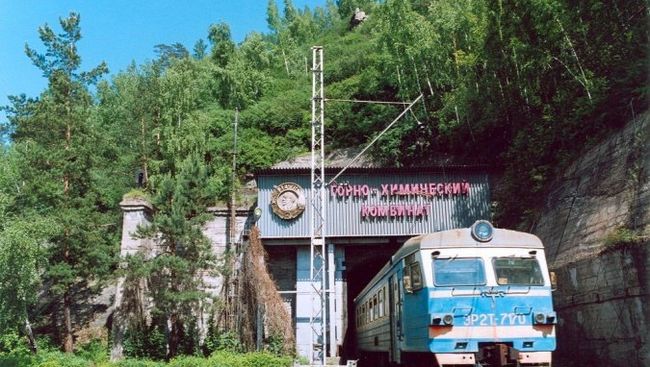 Въезд в Горно-химический комбинат. Архивное фото Въезд в Горно-химический комбинат. Архивное фото