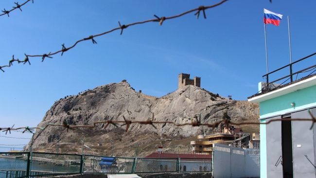 Вид на генуэзскую крепость в Судаке Вид на генуэзскую крепость в Судаке