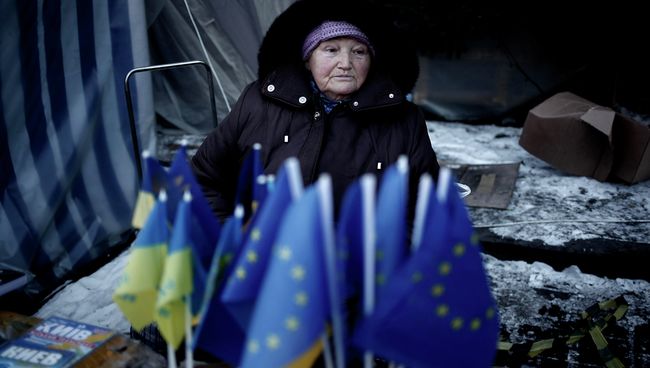 Продажа флажков Евросоюза и Украины в Киеве, Украина. Архивное фото