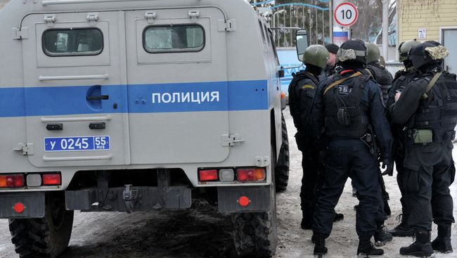 Сотрудники полиции на месте стрельбы в Омске