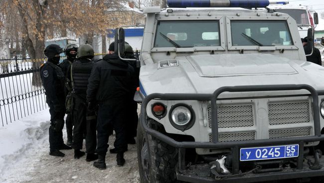Сотрудники полиции на месте стрельбы в Омске Сотрудники полиции на месте стрельбы в Омске