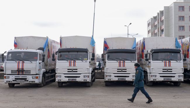 Грузовые автомобили гуманитарного конвоя МЧС РФ. Архивное фото Грузовые автомобили гуманитарного конвоя МЧС РФ. Архивное фото